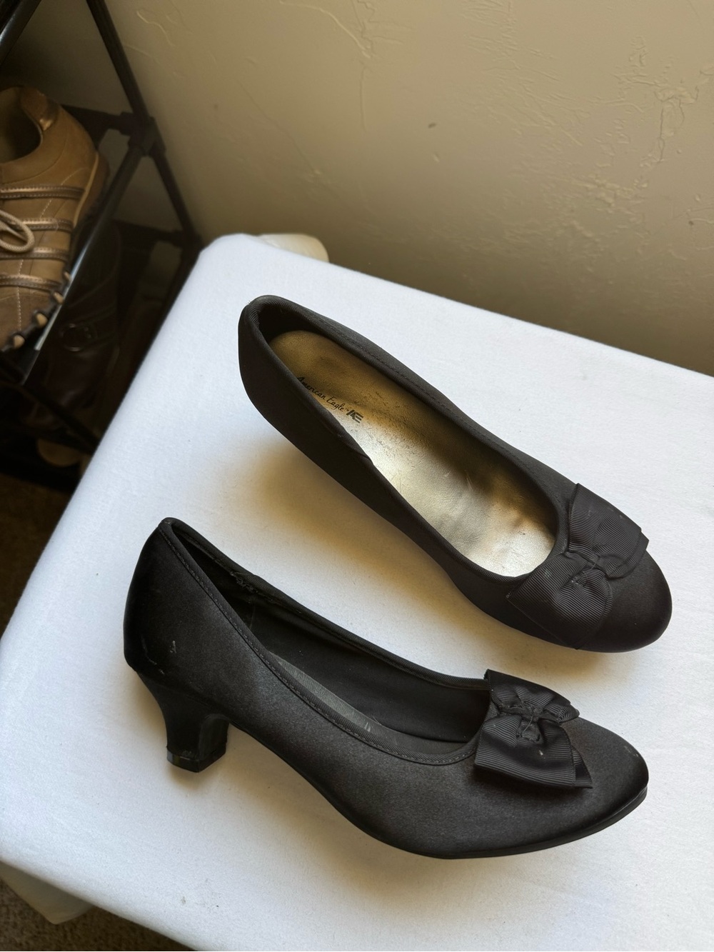 Y2K 2000s American Eagle Classic black satin kitten heels Size 6